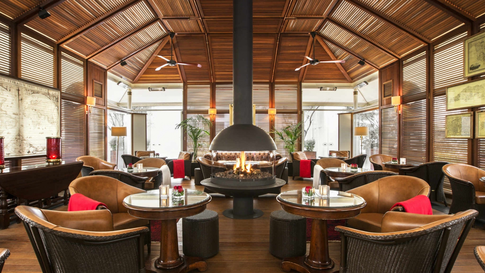 Alexanders Cigar Lounge Bar at Hotel Grande Bretagne Athens Taste the best whisky and cocktails